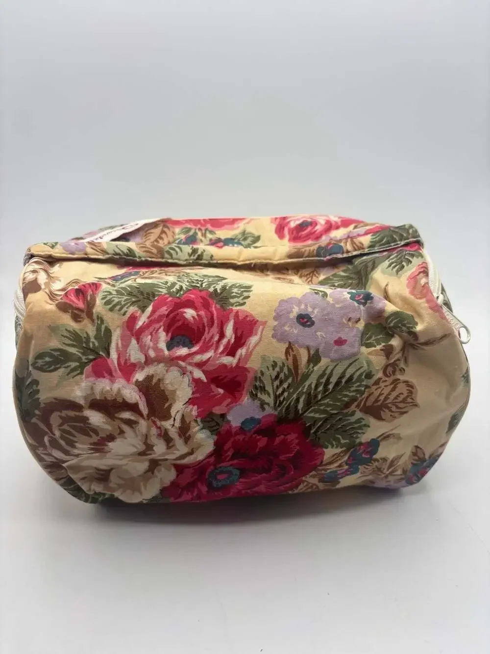 Oscar de la Renta cream background